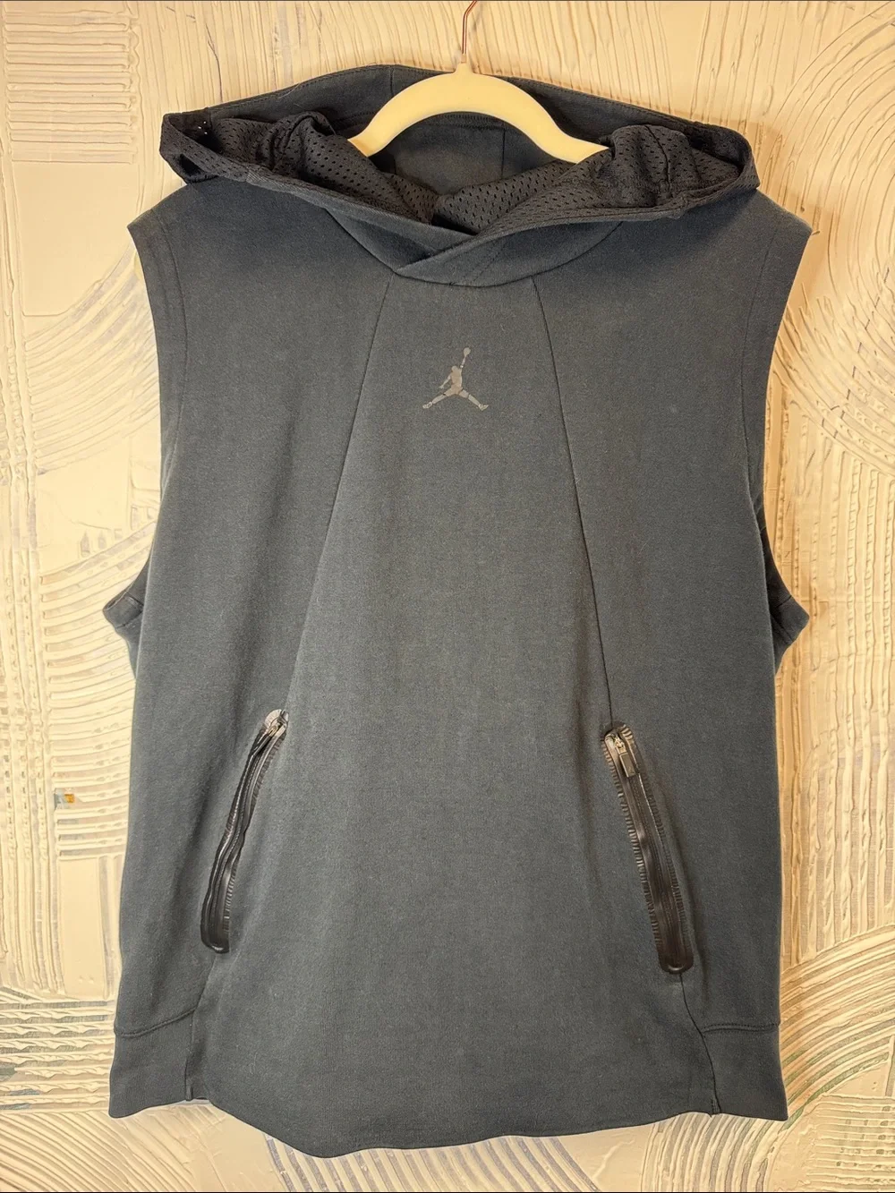 Jordan Sleeveless Hoodie in Black with Zipper Pockets N0682